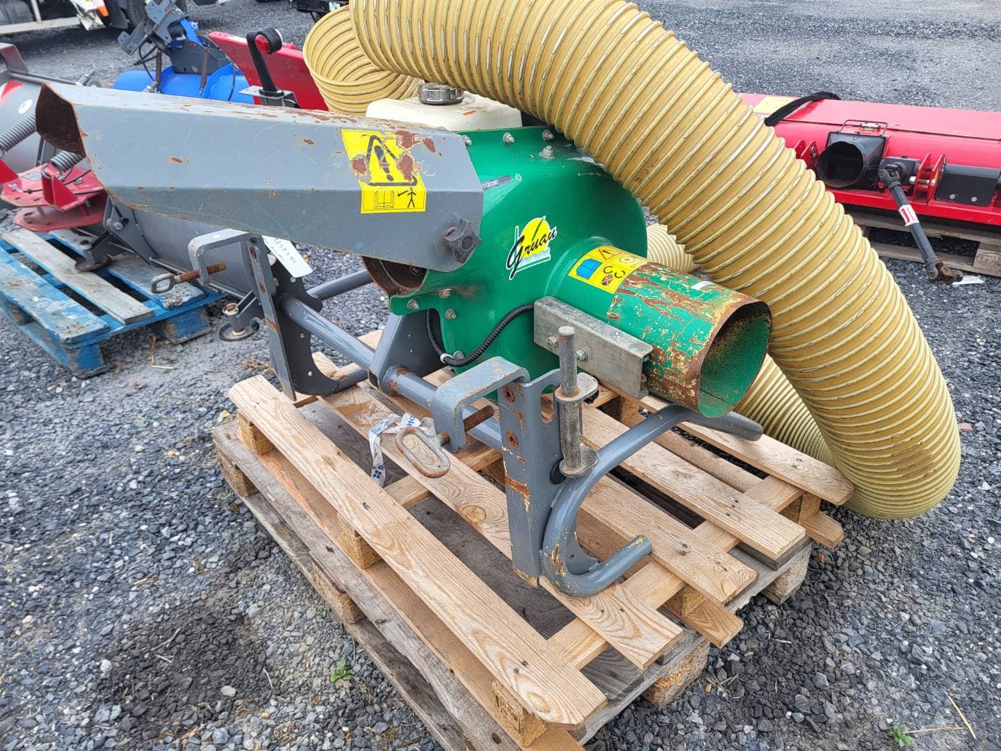 Aspirateur de feuilles Gruau Aspirateur de feuilles Gruau avec système de fixation ridelle